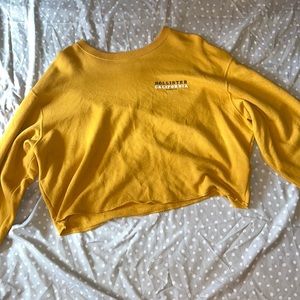 Size L Hollister long sleeve/cropped crew!